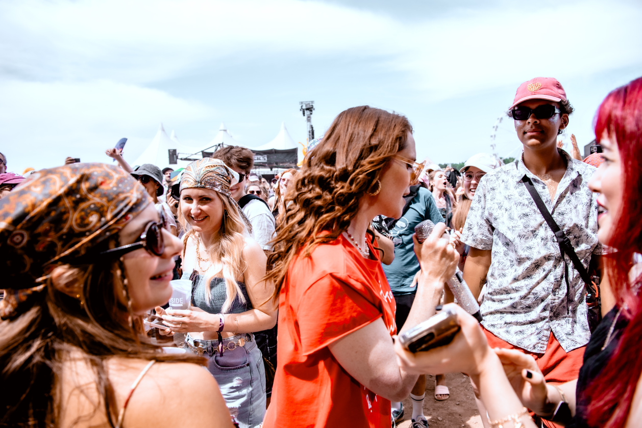 Es ist angerichtet bei perfektem, wenn auch glühend heißem Festivalwetter! – Kate Nash.