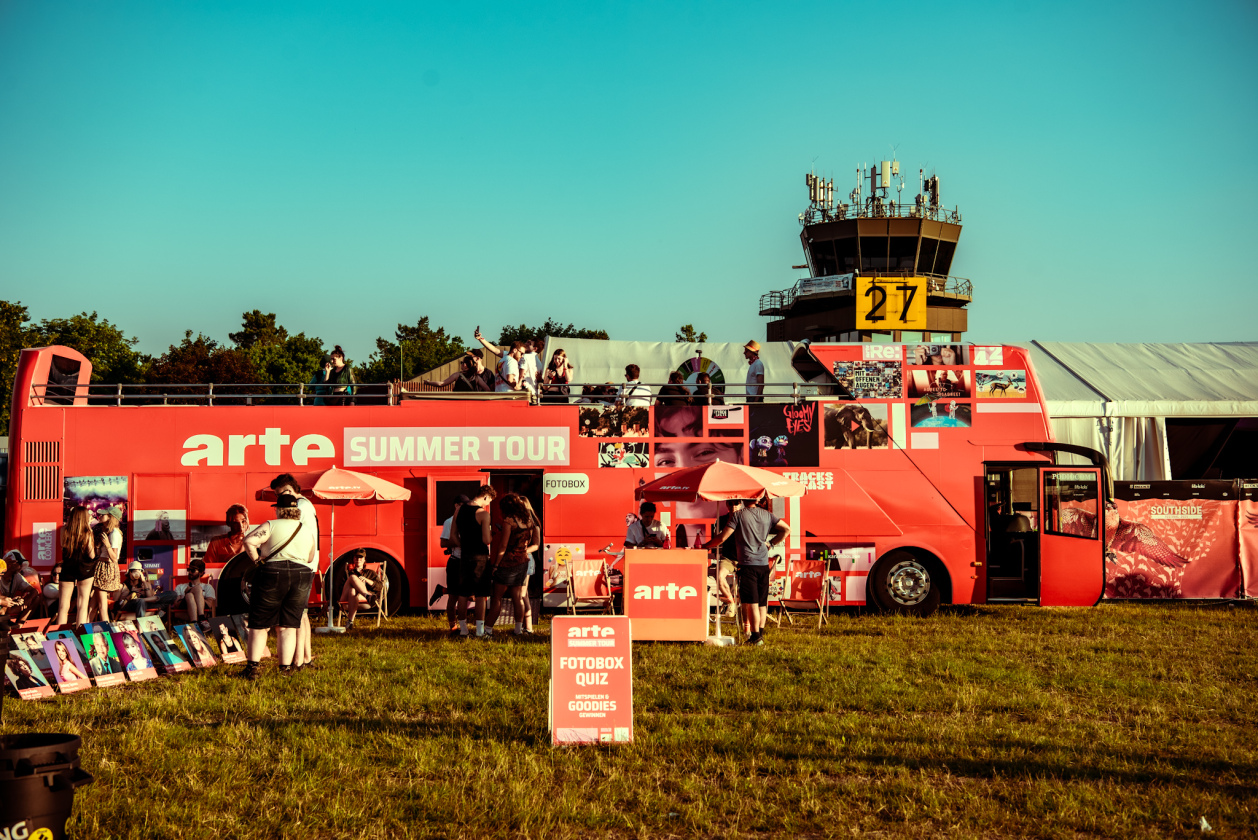 Es ist angerichtet bei perfektem, wenn auch glühend heißem Festivalwetter! – Kultur.