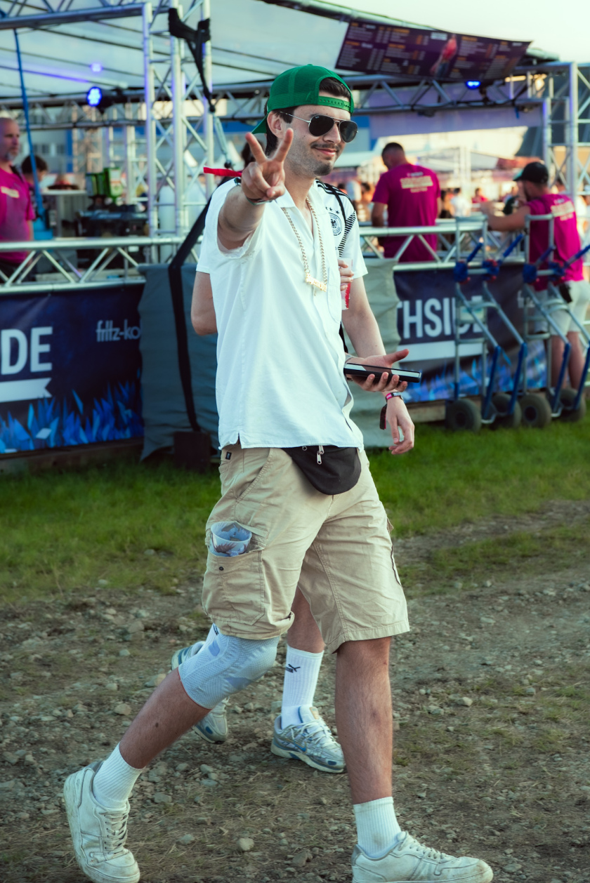 Es ist angerichtet bei perfektem, wenn auch glühend heißem Festivalwetter! – Lässig.