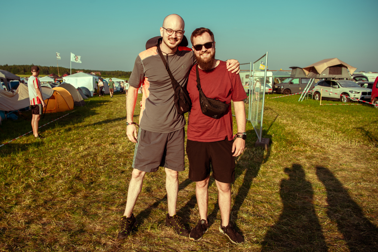 Es ist angerichtet bei perfektem, wenn auch glühend heißem Festivalwetter! – Männerfreundschaft.