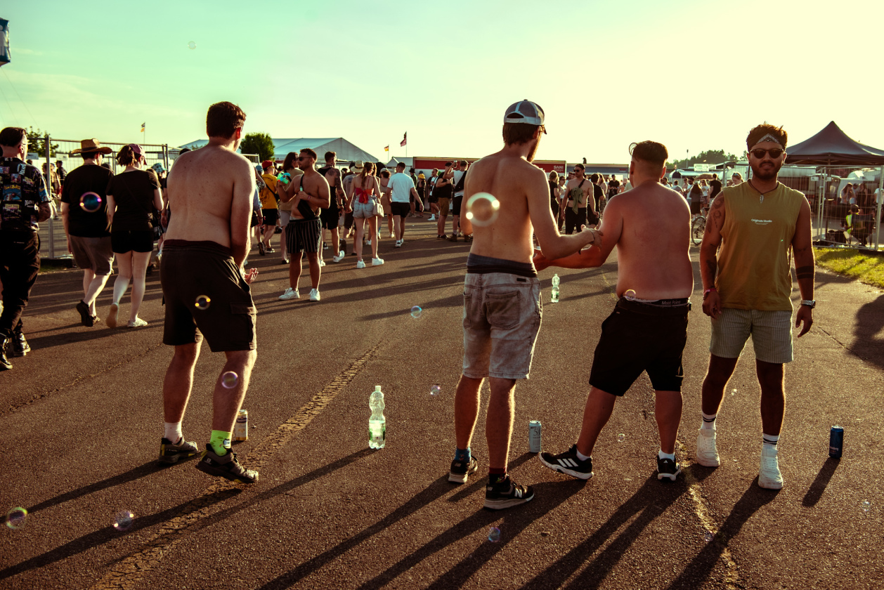Es ist angerichtet bei perfektem, wenn auch glühend heißem Festivalwetter! – Mehr Flunkyball