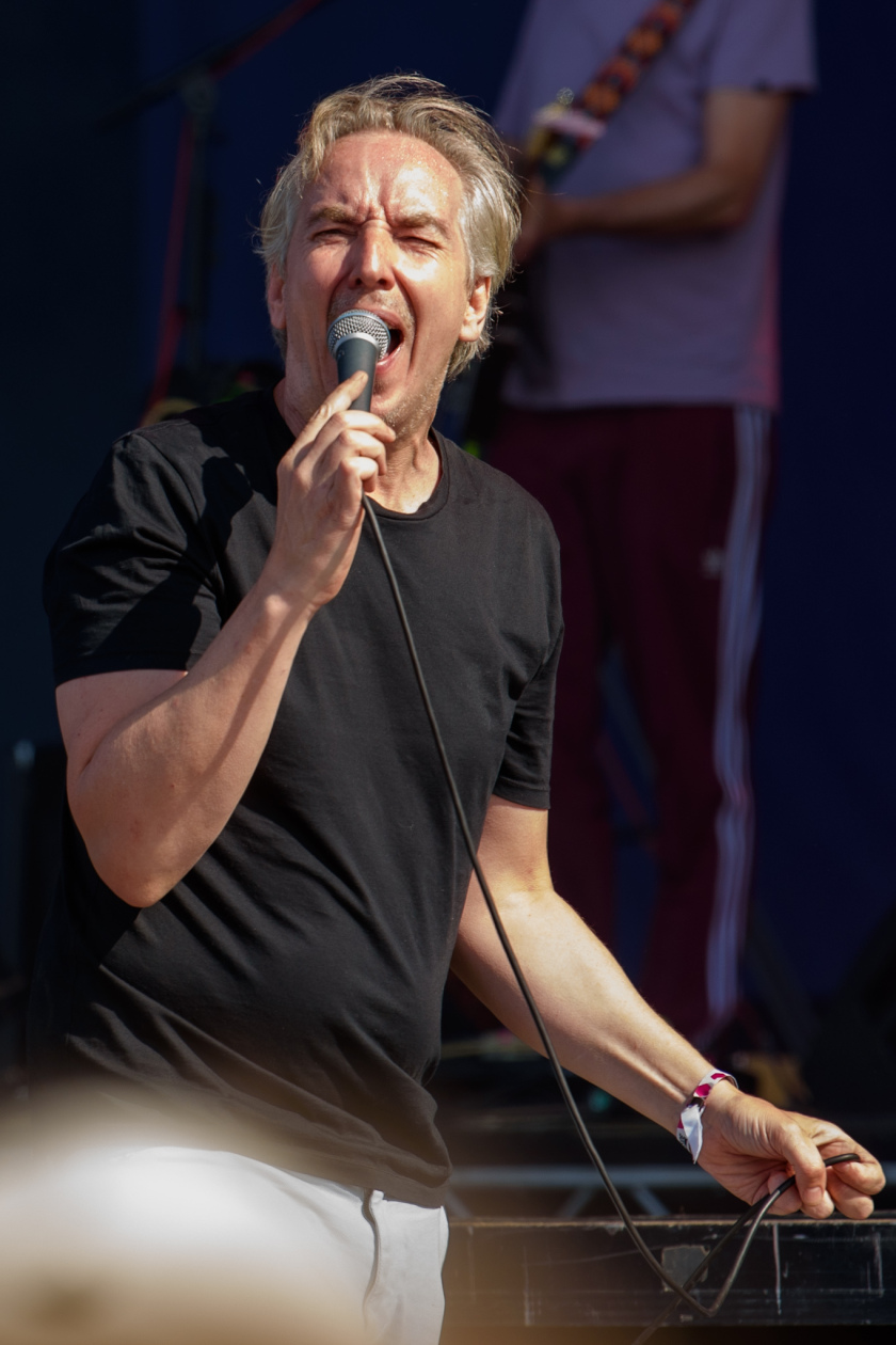 Es ist angerichtet bei perfektem, wenn auch glühend heißem Festivalwetter! – Olli Schulz.