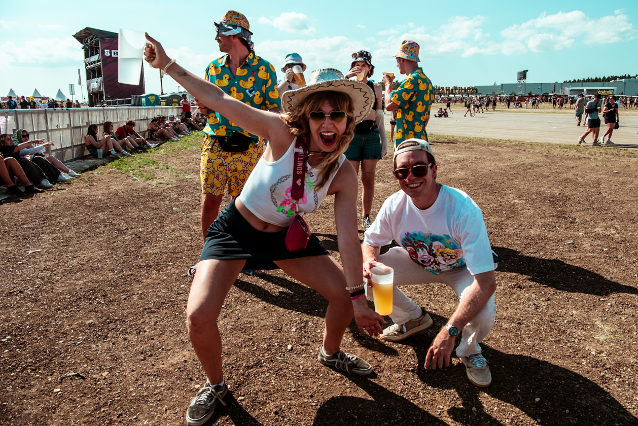 Es ist angerichtet bei perfektem, wenn auch glühend heißem Festivalwetter! – Posen für Schatten.