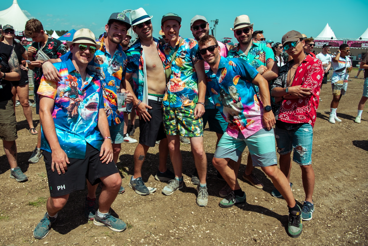Es ist angerichtet bei perfektem, wenn auch glühend heißem Festivalwetter! – Reisegruppe.