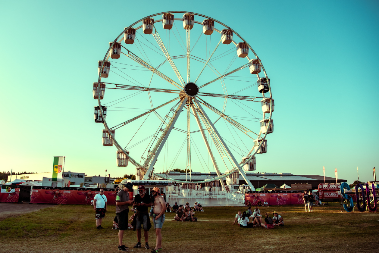 Es ist angerichtet bei perfektem, wenn auch glühend heißem Festivalwetter! – Riesenrad.