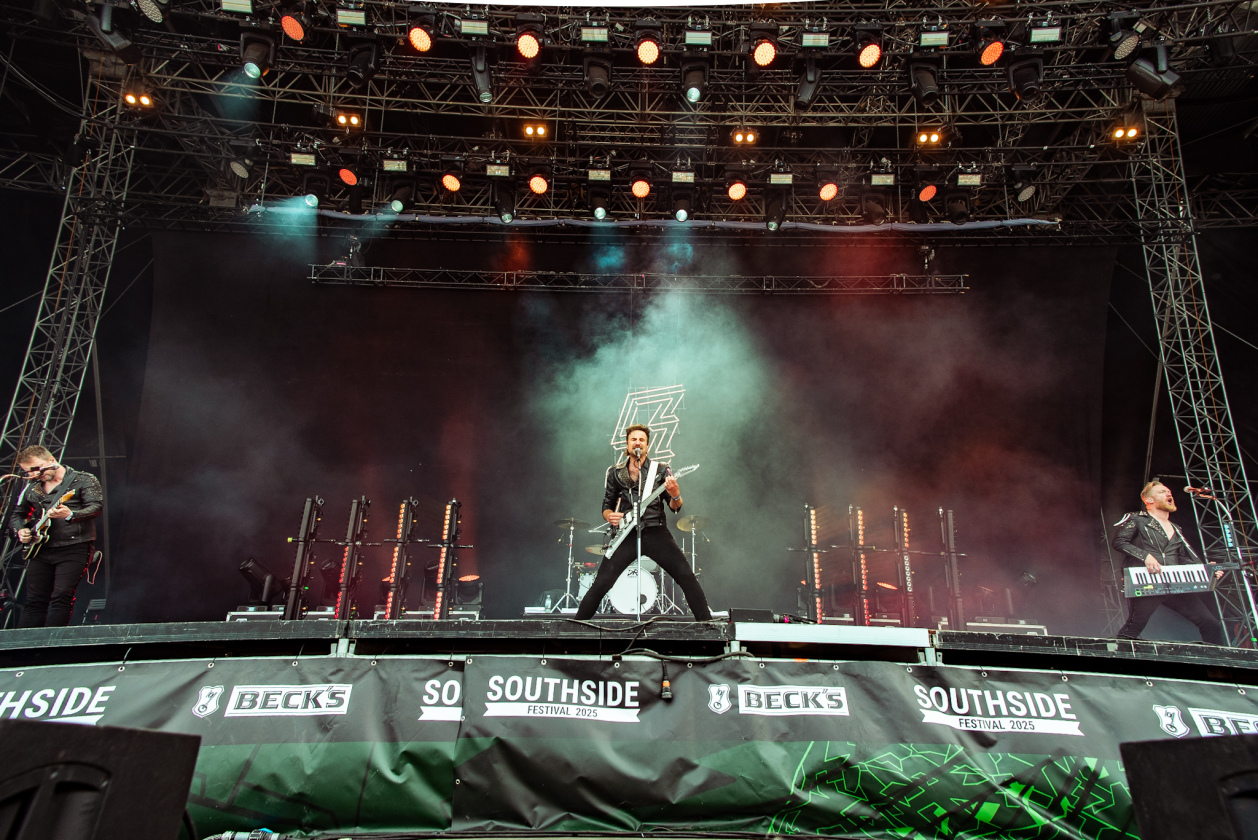 Es ist angerichtet bei perfektem, wenn auch glühend heißem Festivalwetter! – Royal Republic.