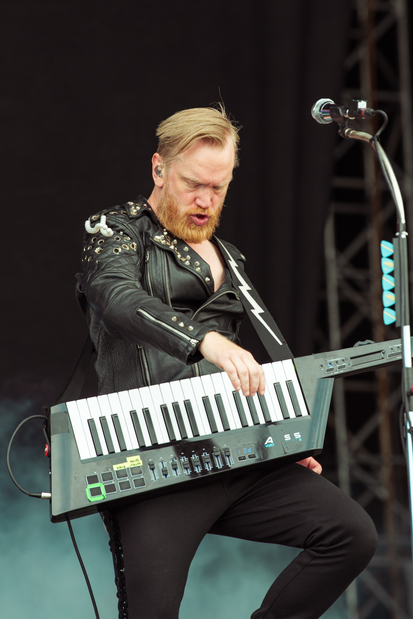 Es ist angerichtet bei perfektem, wenn auch glühend heißem Festivalwetter! – Royal Republic.