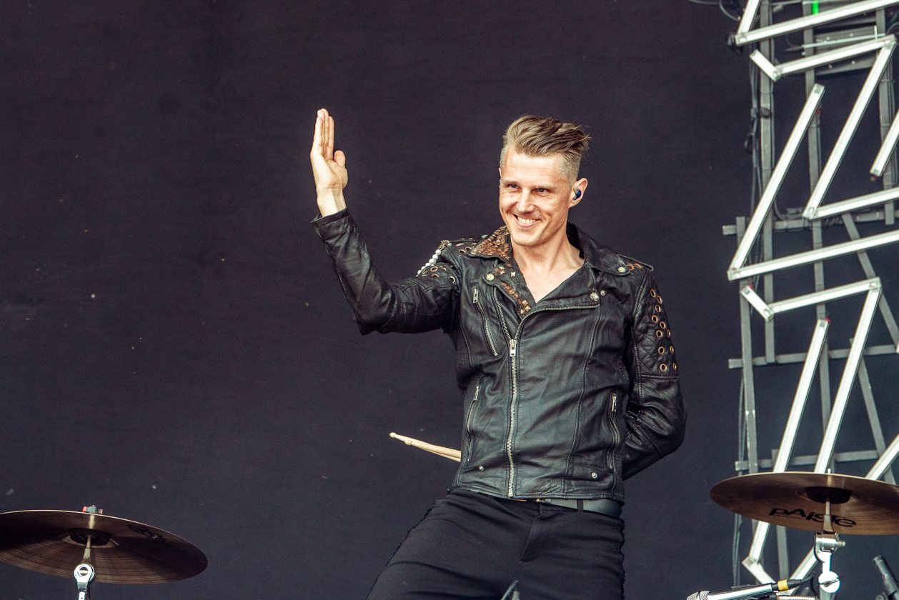 Es ist angerichtet bei perfektem, wenn auch glühend heißem Festivalwetter! – Royal Republic.