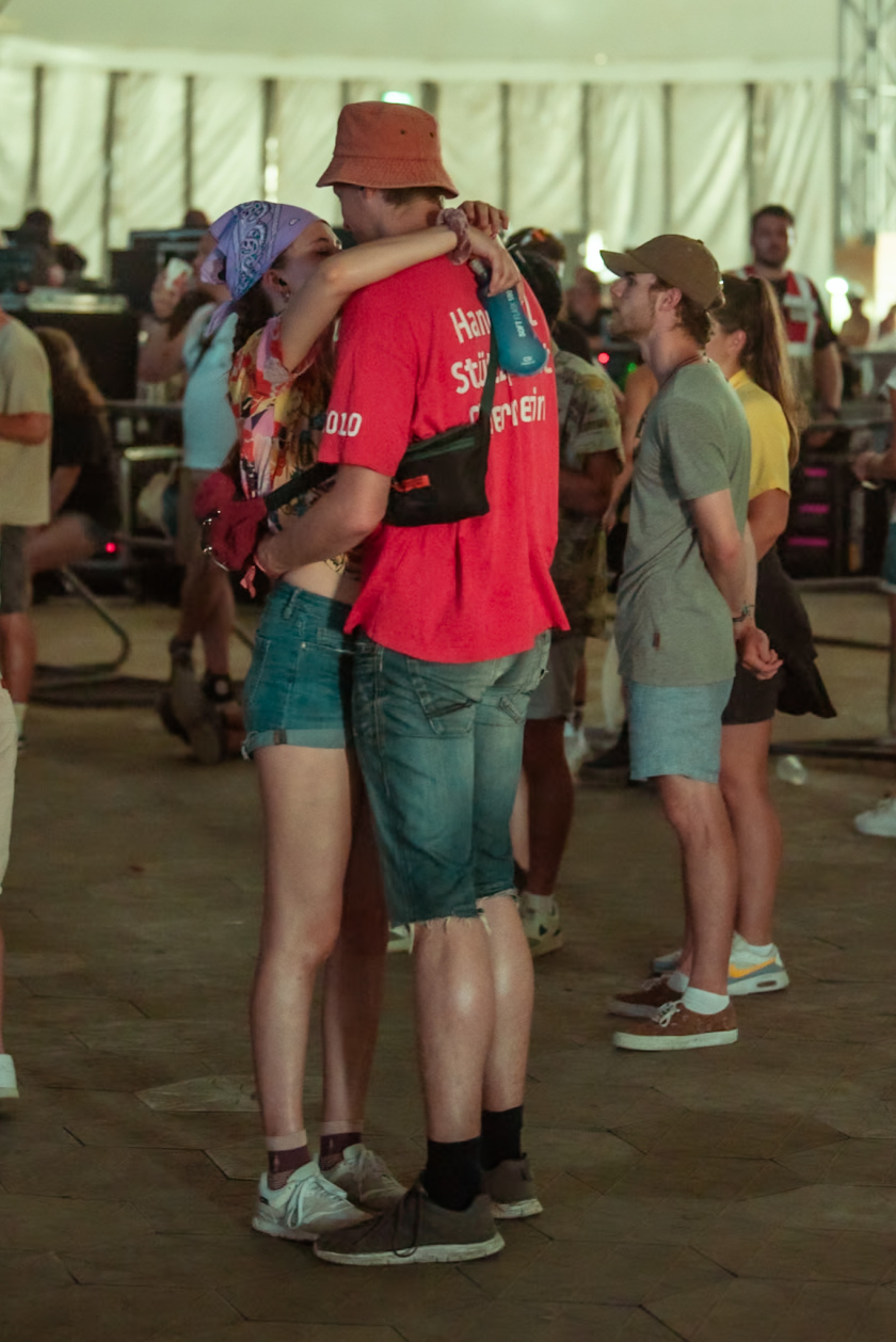 Es ist angerichtet bei perfektem, wenn auch glühend heißem Festivalwetter! – Schmusen zu …