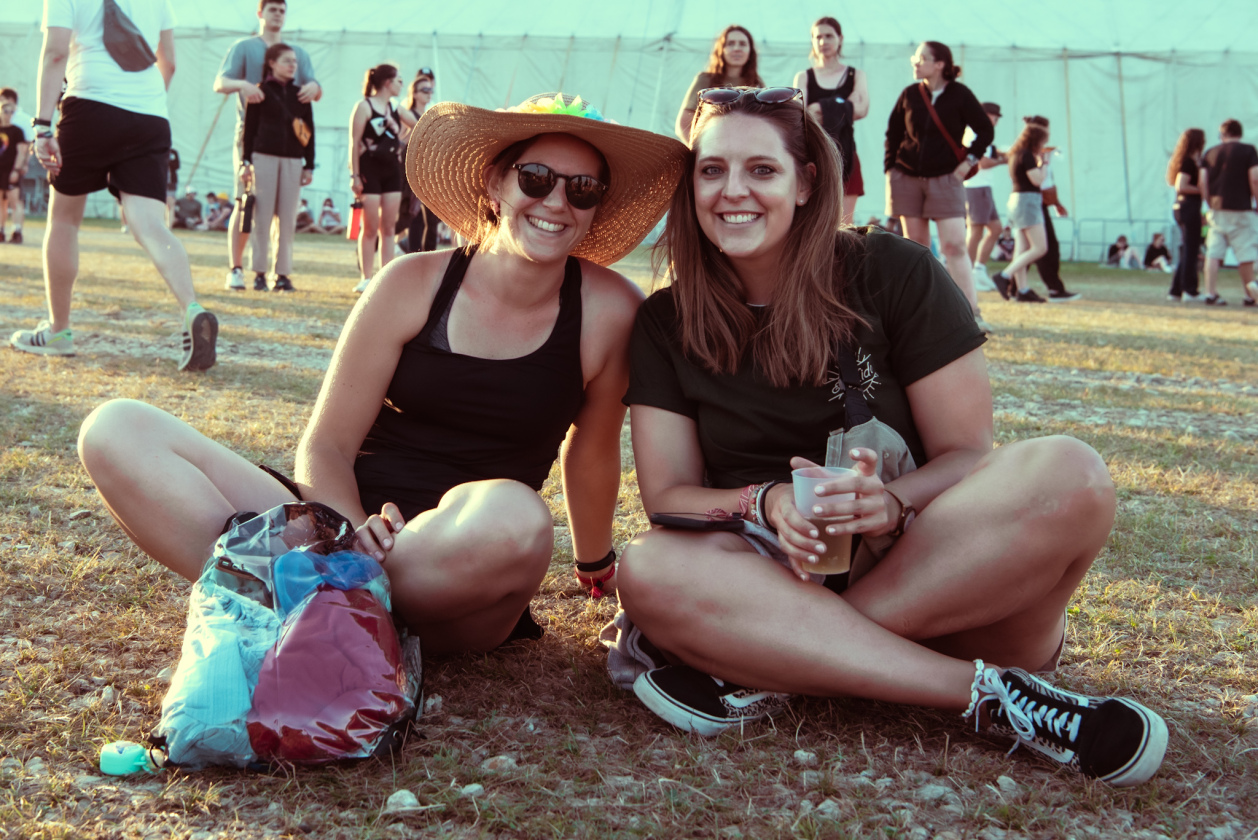 Es ist angerichtet bei perfektem, wenn auch glühend heißem Festivalwetter! – Sonnenschein.