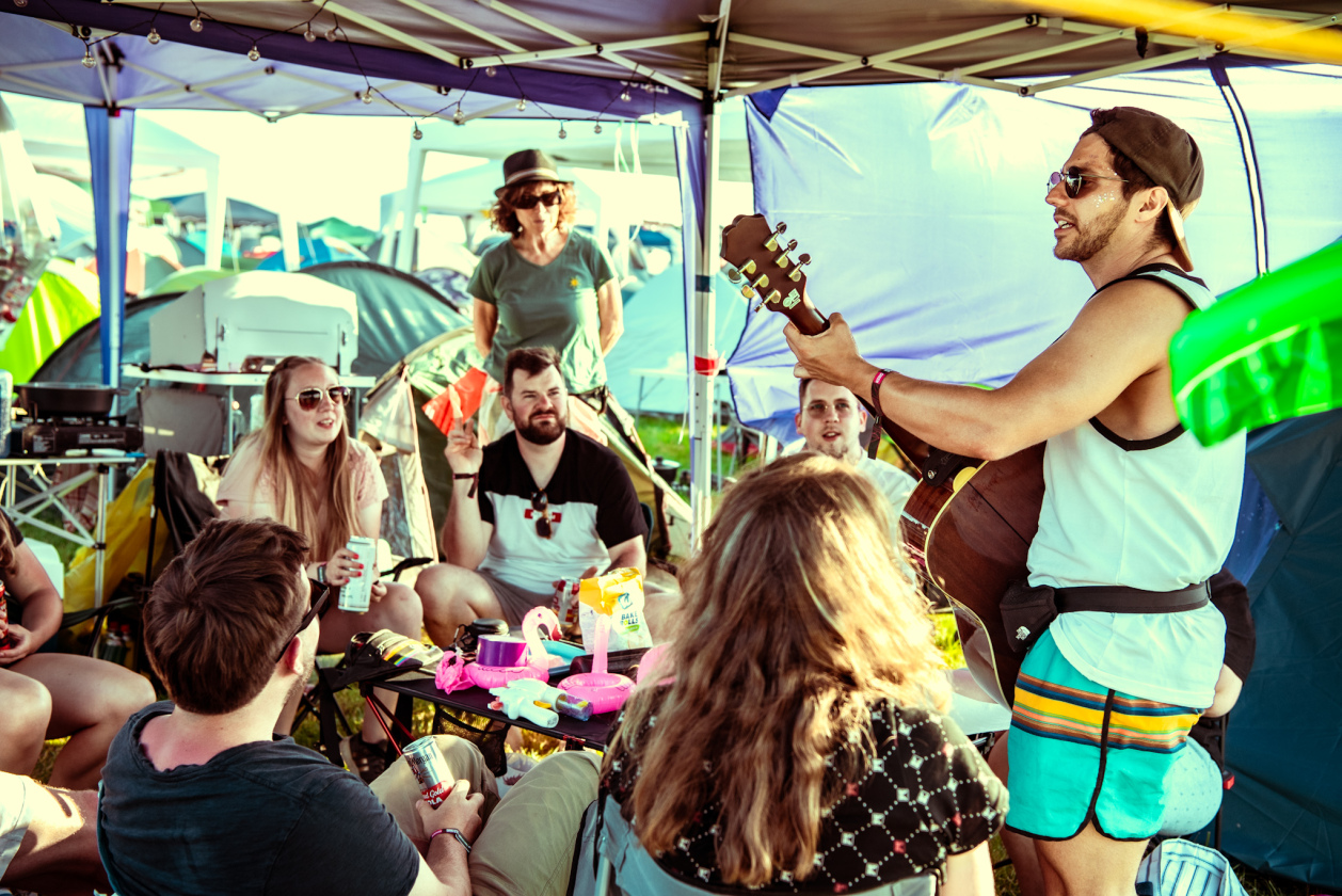 Es ist angerichtet bei perfektem, wenn auch glühend heißem Festivalwetter! – Spielt er Wonderwall?