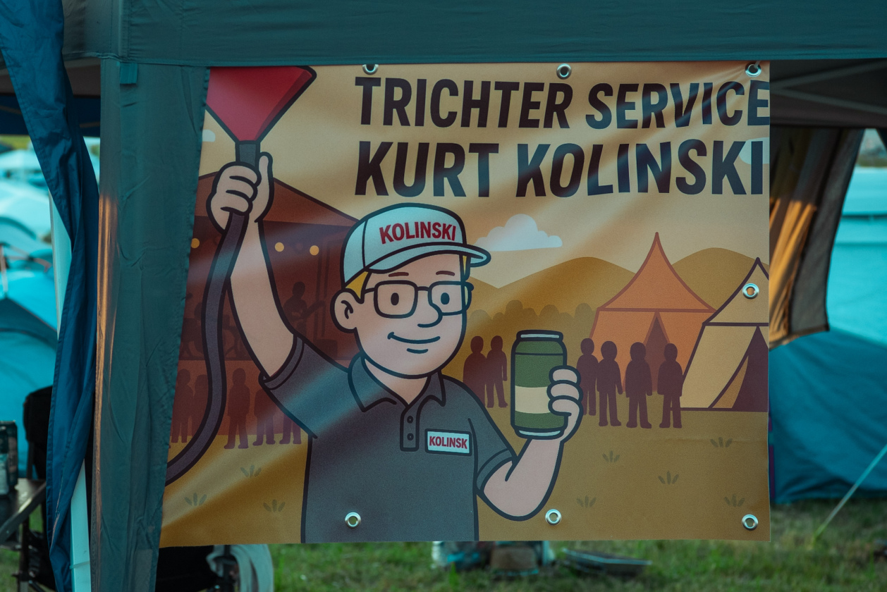 Es ist angerichtet bei perfektem, wenn auch glühend heißem Festivalwetter! – Trichter.