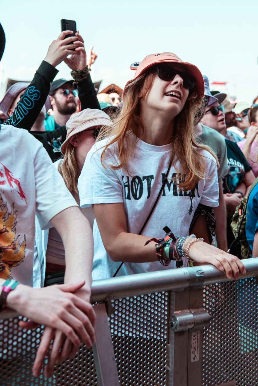 Es ist angerichtet bei perfektem, wenn auch glühend heißem Festivalwetter! – Weiter gehts mit Hot Milk.