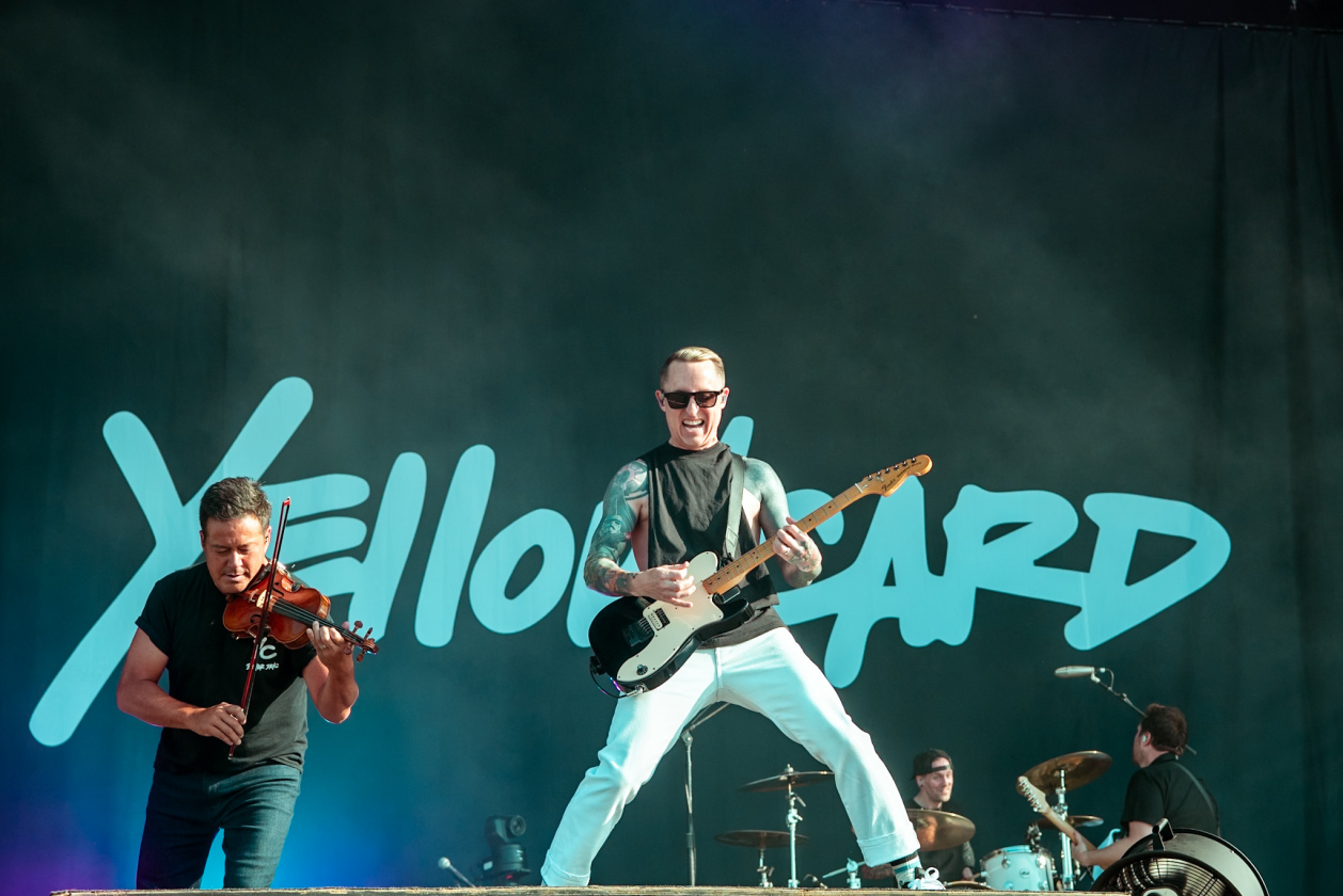 Es ist angerichtet bei perfektem, wenn auch glühend heißem Festivalwetter! – Yellowcard.