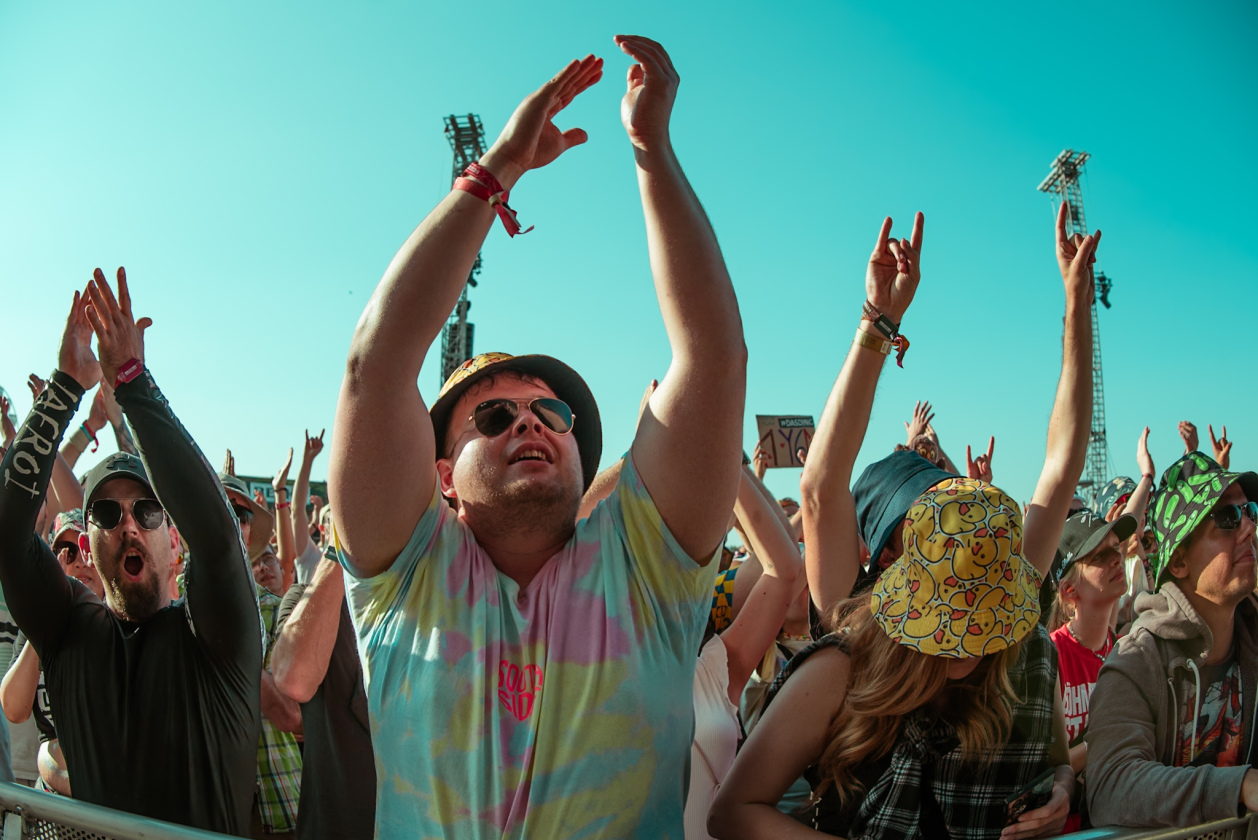 Es ist angerichtet bei perfektem, wenn auch glühend heißem Festivalwetter! – Yellowcard.