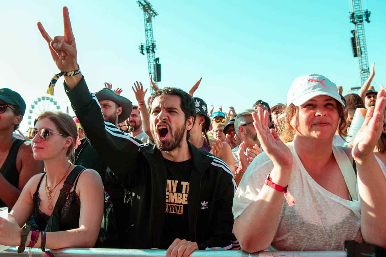 Es ist angerichtet bei perfektem, wenn auch glühend heißem Festivalwetter! – Yellowcard.