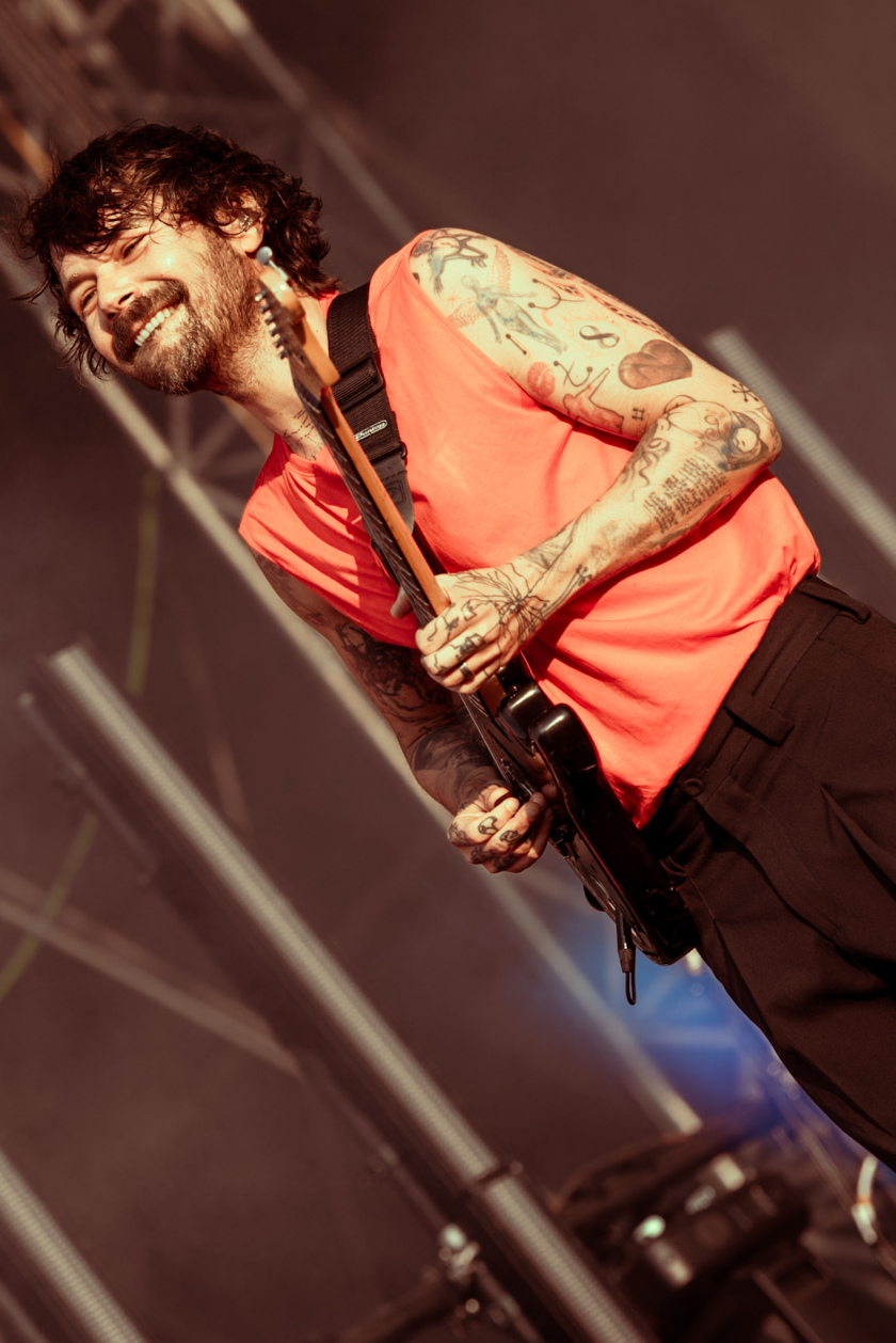 Als herrschte nicht schon genug Hitze auf dem Gelände, fackelten Electric Callboy, The Prodigy u.a. auch noch die Bühnen ab. – Biffy Clyro.