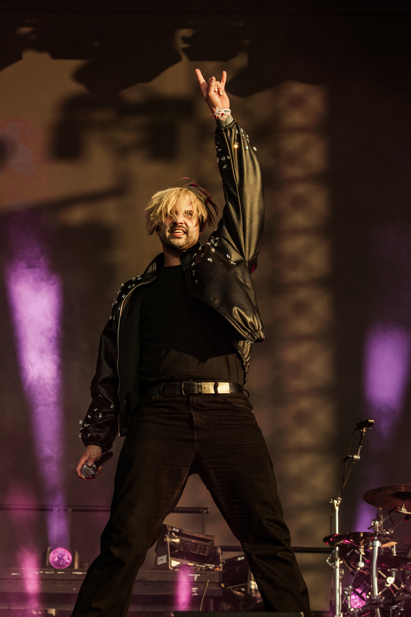 Als herrschte nicht schon genug Hitze auf dem Gelände, fackelten Electric Callboy, The Prodigy u.a. auch noch die Bühnen ab. – Electric Callboy.