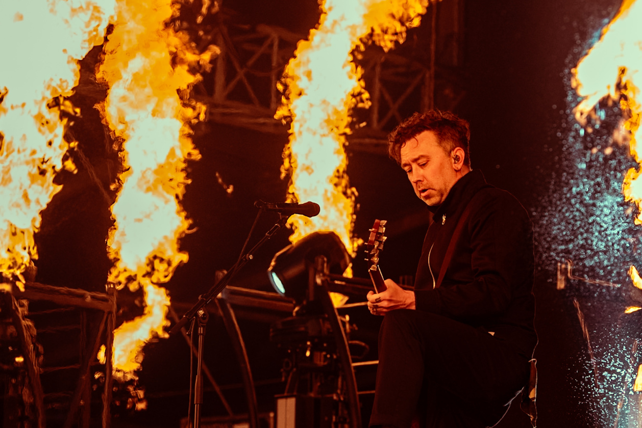 Als herrschte nicht schon genug Hitze auf dem Gelände, fackelten Electric Callboy, The Prodigy u.a. auch noch die Bühnen ab. – Rise Against.