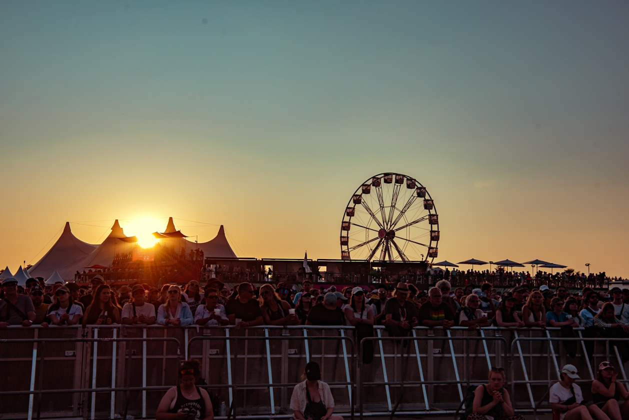 Als herrschte nicht schon genug Hitze auf dem Gelände, fackelten Electric Callboy, The Prodigy u.a. auch noch die Bühnen ab. – Sonnenuntergang.