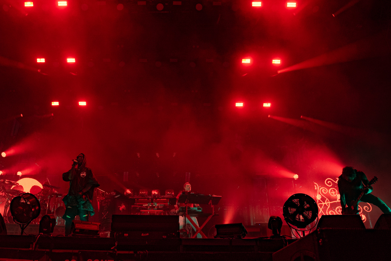 Als herrschte nicht schon genug Hitze auf dem Gelände, fackelten Electric Callboy, The Prodigy u.a. auch noch die Bühnen ab. – The Prodigy.