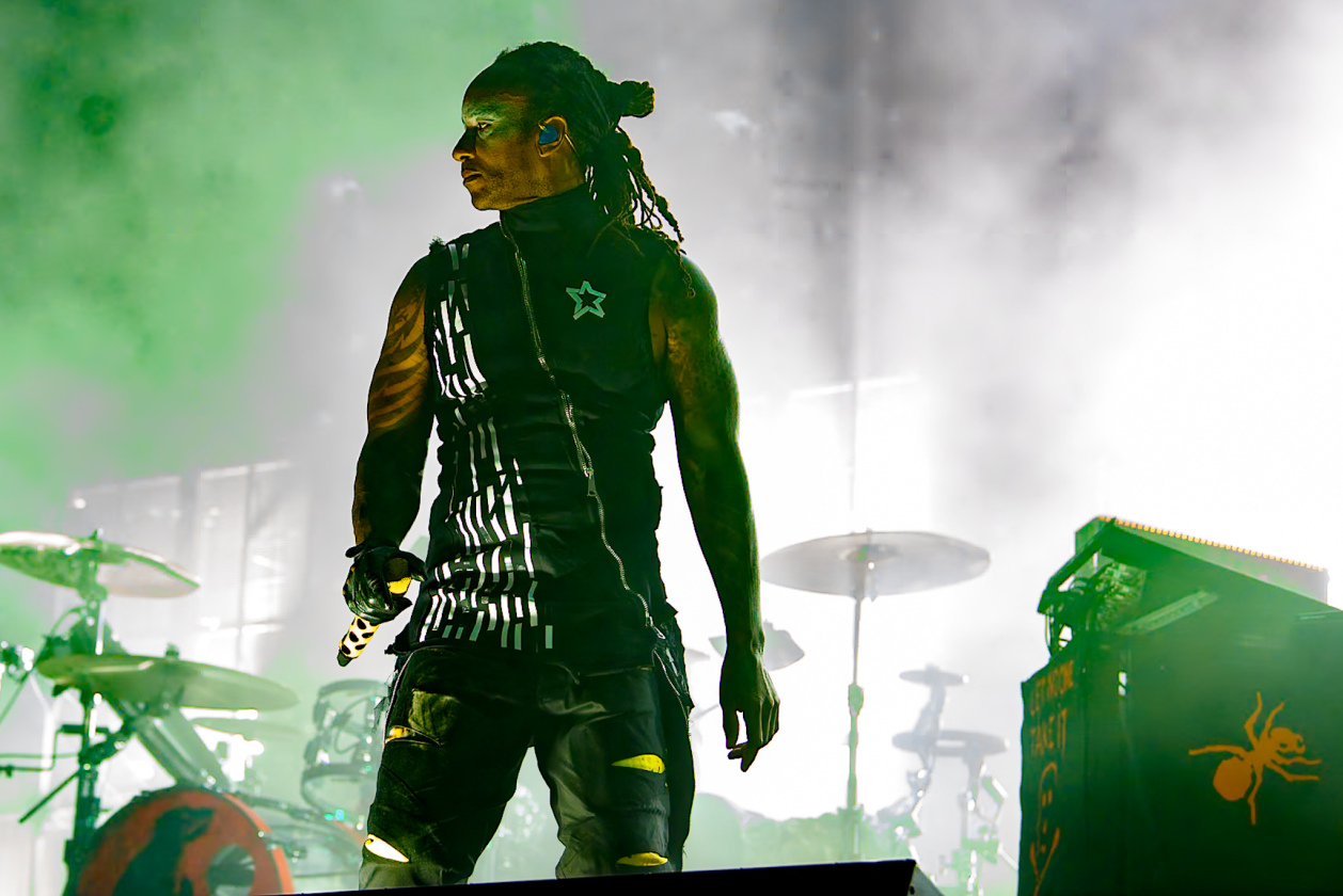 Als herrschte nicht schon genug Hitze auf dem Gelände, fackelten Electric Callboy, The Prodigy u.a. auch noch die Bühnen ab. – The Prodigy.