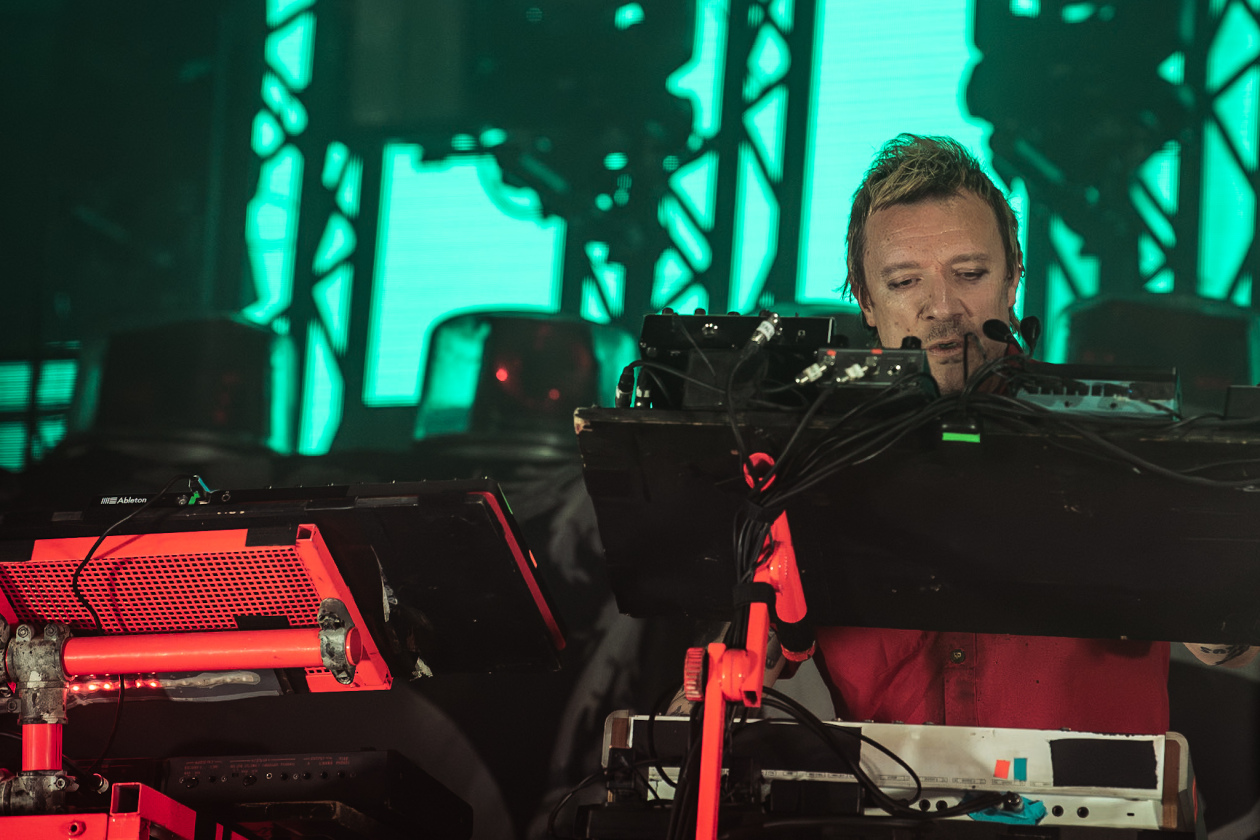 Als herrschte nicht schon genug Hitze auf dem Gelände, fackelten Electric Callboy, The Prodigy u.a. auch noch die Bühnen ab. – The Prodigy.