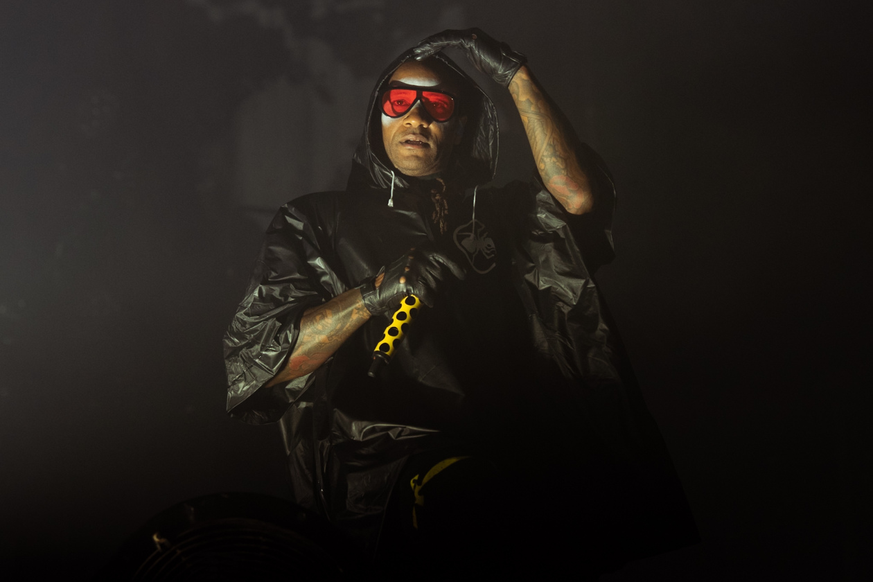 Als herrschte nicht schon genug Hitze auf dem Gelände, fackelten Electric Callboy, The Prodigy u.a. auch noch die Bühnen ab. – The Prodigy.