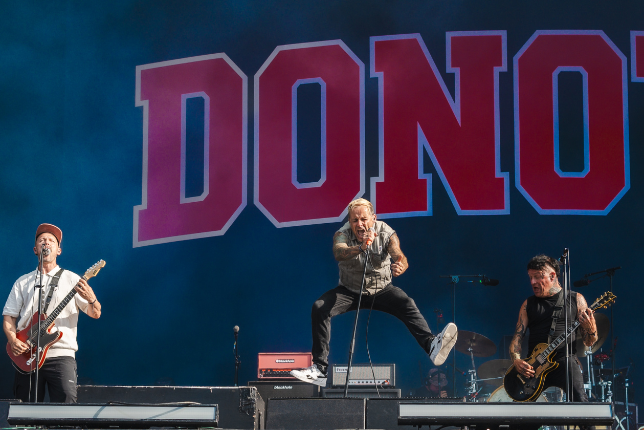 Erst Gluthitze, dann Evakuierung. 2026 ging es im Süden turbulent zu. – Donots.