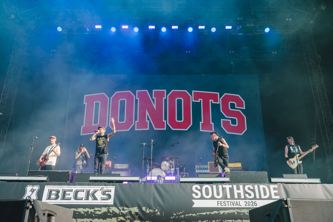 Erst Gluthitze, dann Evakuierung. 2026 ging es im Süden turbulent zu. – Donots.