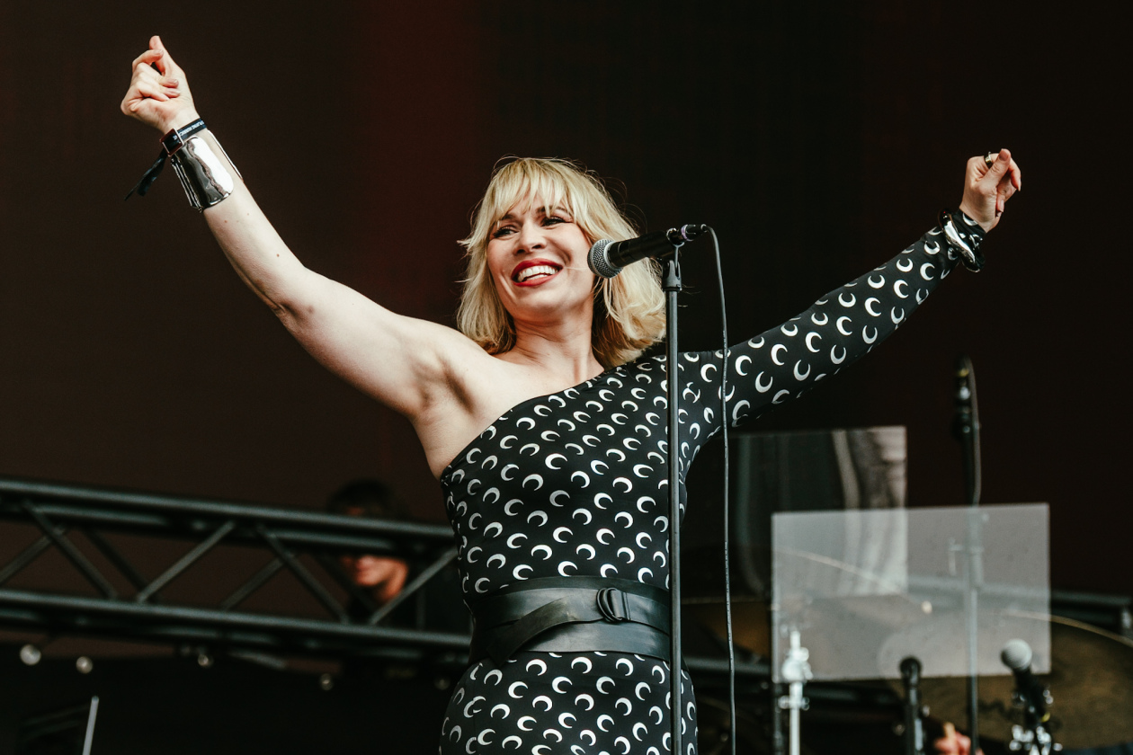 Erst Gluthitze, dann Evakuierung. 2026 ging es im Süden turbulent zu. – Natasha Bedingfield.