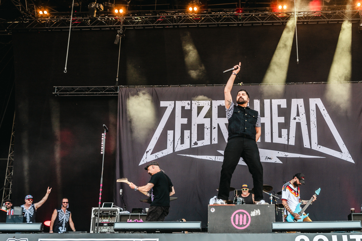 Erst Gluthitze, dann Evakuierung. 2026 ging es im Süden turbulent zu. – Zebrahead.