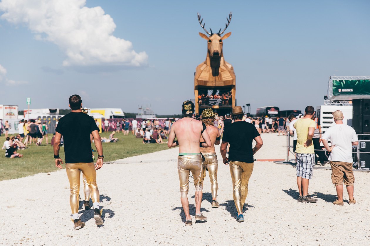 Alle Fotos zum Festival im Süden. – Der Kräuterlikör zieht die Massen an.