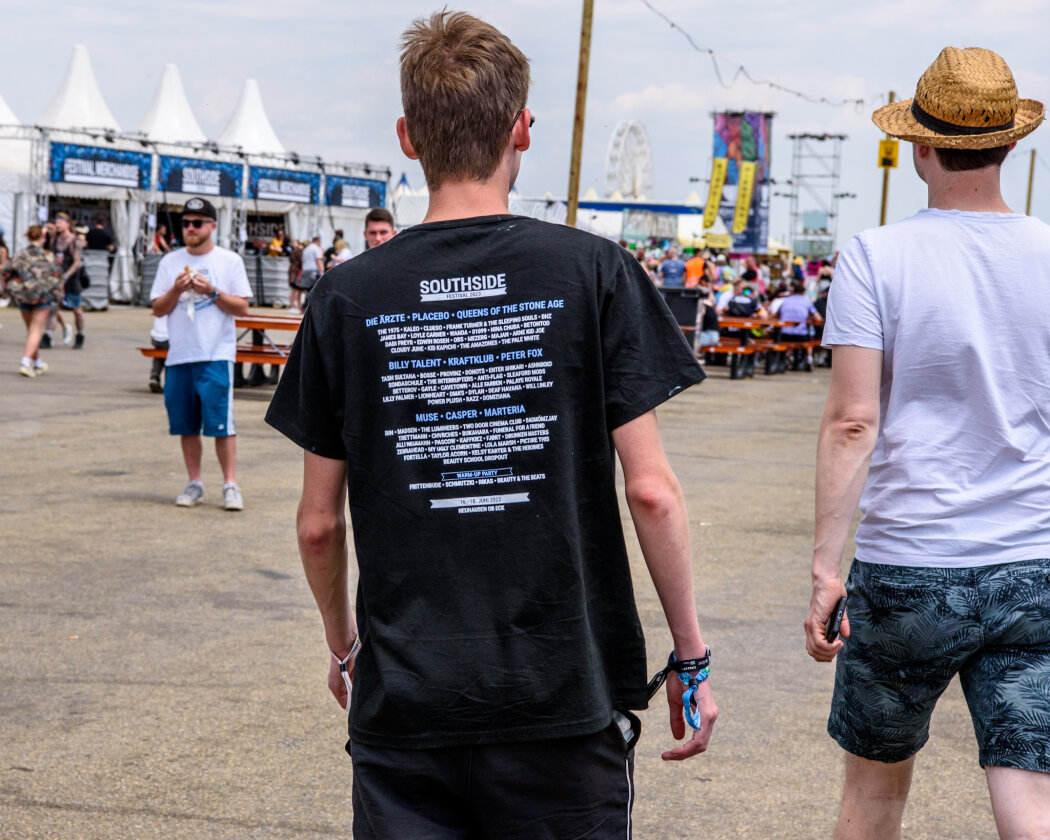 Es ist angerichtet: Queens Of The Stone Age, Die Ärzte, The 1975 u.v.a. in Neuhausen Ob Eck. – ... in Richtung Infield.