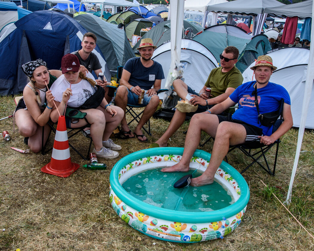Es ist angerichtet: Queens Of The Stone Age, Die Ärzte, The 1975 u.v.a. in Neuhausen Ob Eck. – Pool time!