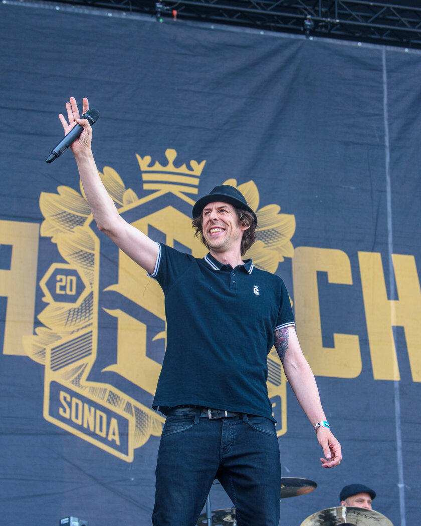 Es ist angerichtet: Queens Of The Stone Age, Die Ärzte, The 1975 u.v.a. in Neuhausen Ob Eck. – Sondaschule.