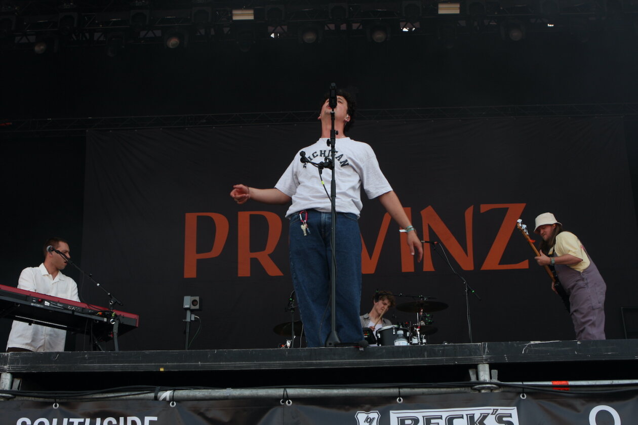 Sommer, Sonne, Southside! Endlich wieder Festival im Süden. – 3 Cousins, 1 Leon am Schlagzeug.