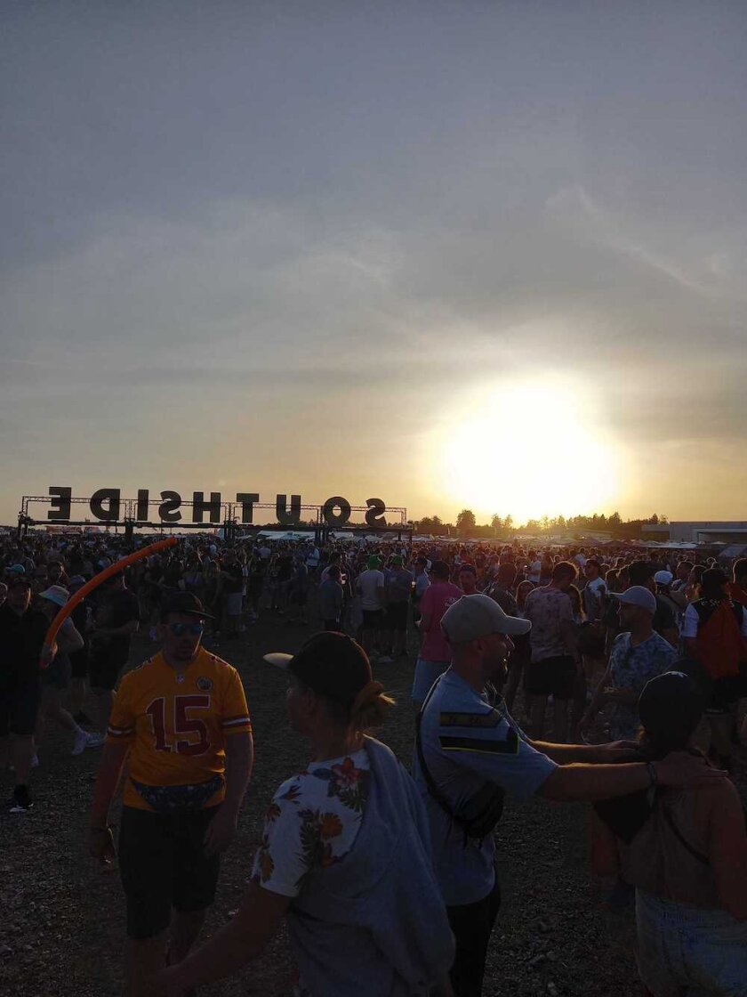 Sommer, Sonne, Southside! Endlich wieder Festival im Süden. – Es wird Abend im Southside-Land.