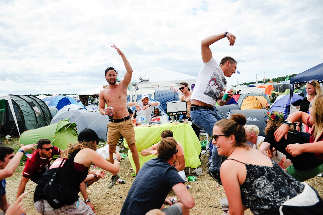 Am letzten Festivaltag gaben noch mal alle Gas: vor und auf den Bühnen. – ... auf dem Campingplatz!