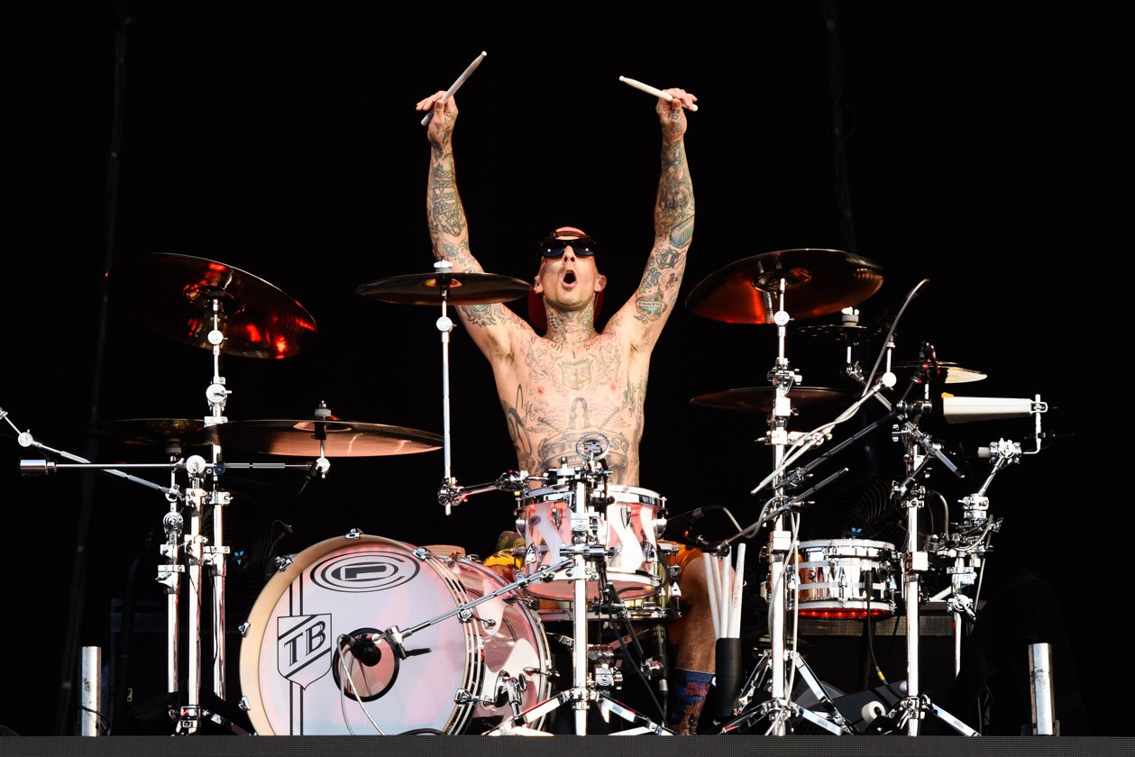Am letzten Festivaltag gaben noch mal alle Gas: vor und auf den Bühnen. – ... Travis Barker!