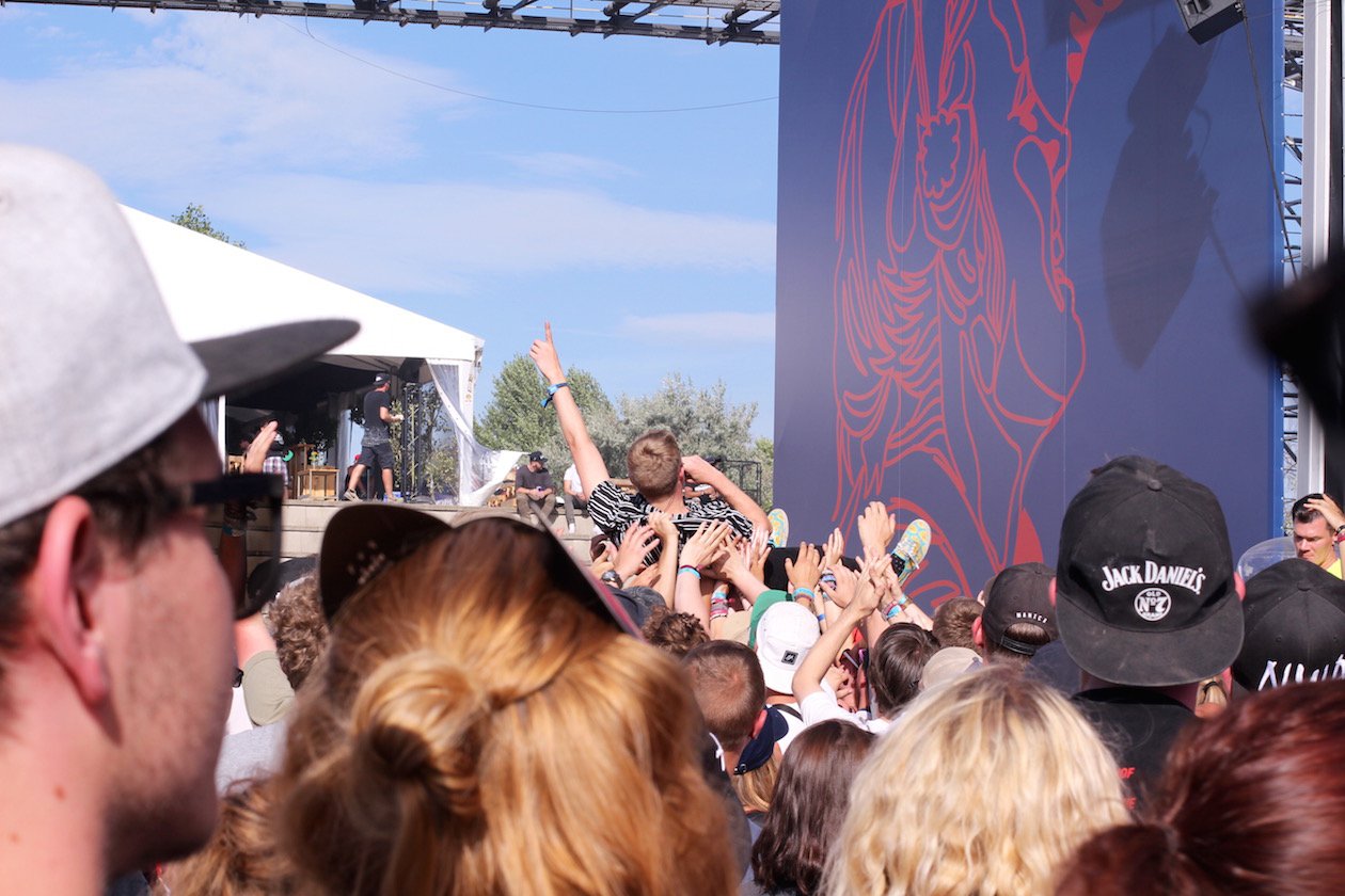 Ferropolis im Sternzeichen des Hip Hop! – Maeckes nimmt ein Bad in der Menge.