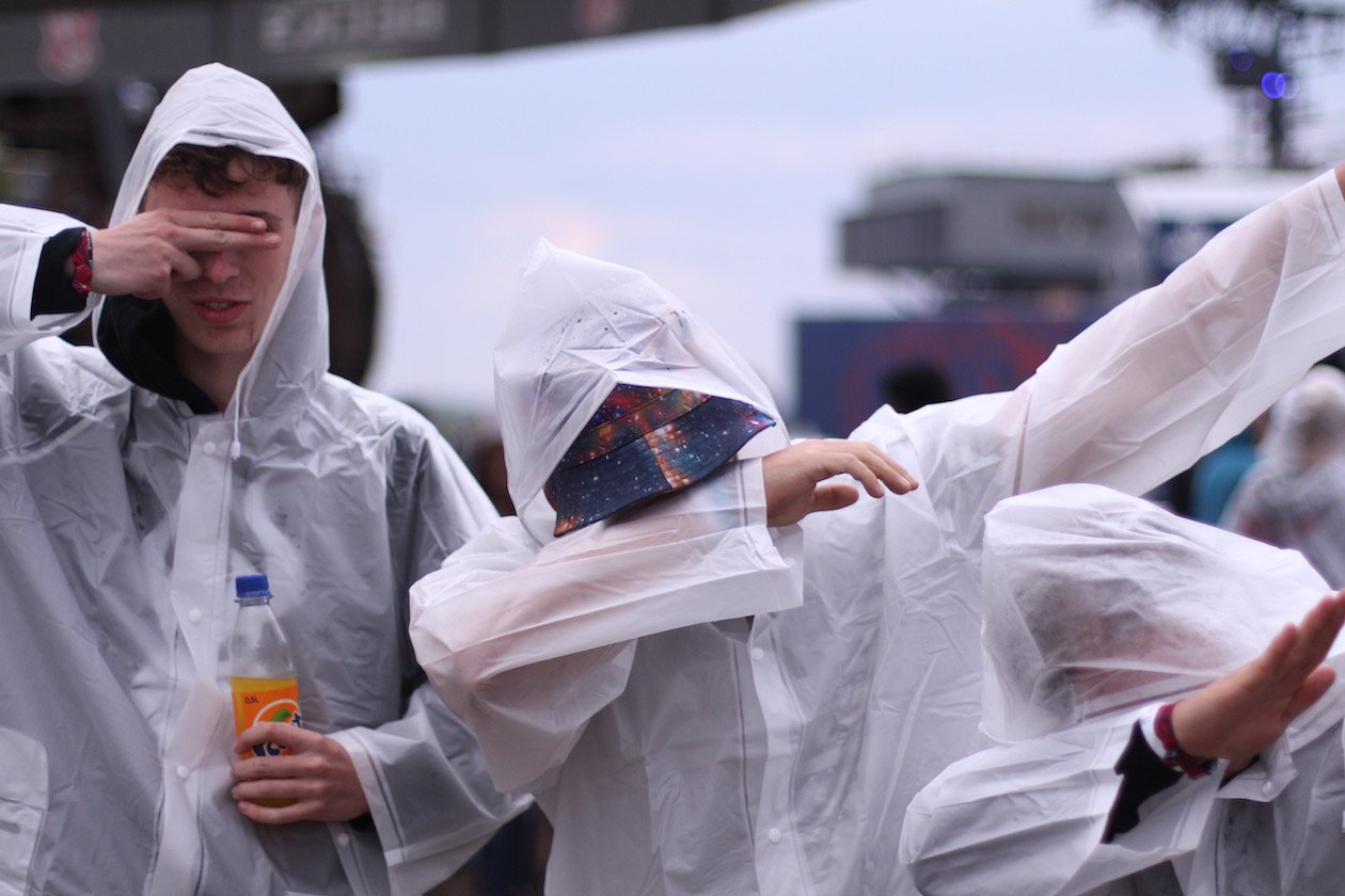 Ferropolis im Sternzeichen des Hip Hop! – Mit Regenponcho jedem Wetter gewachsen. 