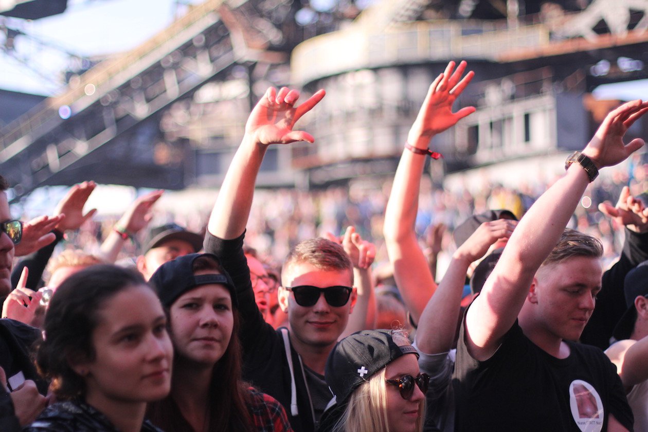 Ferropolis im Sternzeichen des Hip Hop! – Das Publikum feiert. 