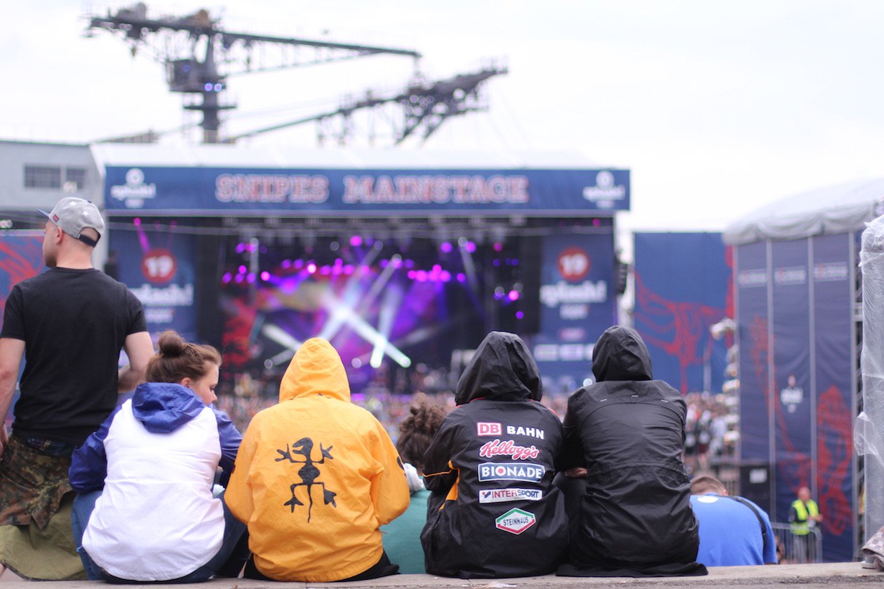 Ferropolis im Sternzeichen des Hip Hop! – Der Regen vermiest die Stimmung nur kurz.