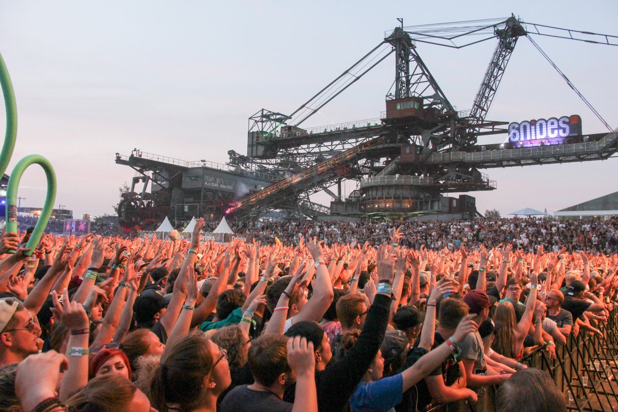 Bei amtlichen Temperaturen und mit dickem Line-Up geht die 20. Auflage des Festivals über die Bühne. – Alle Hände hoch.