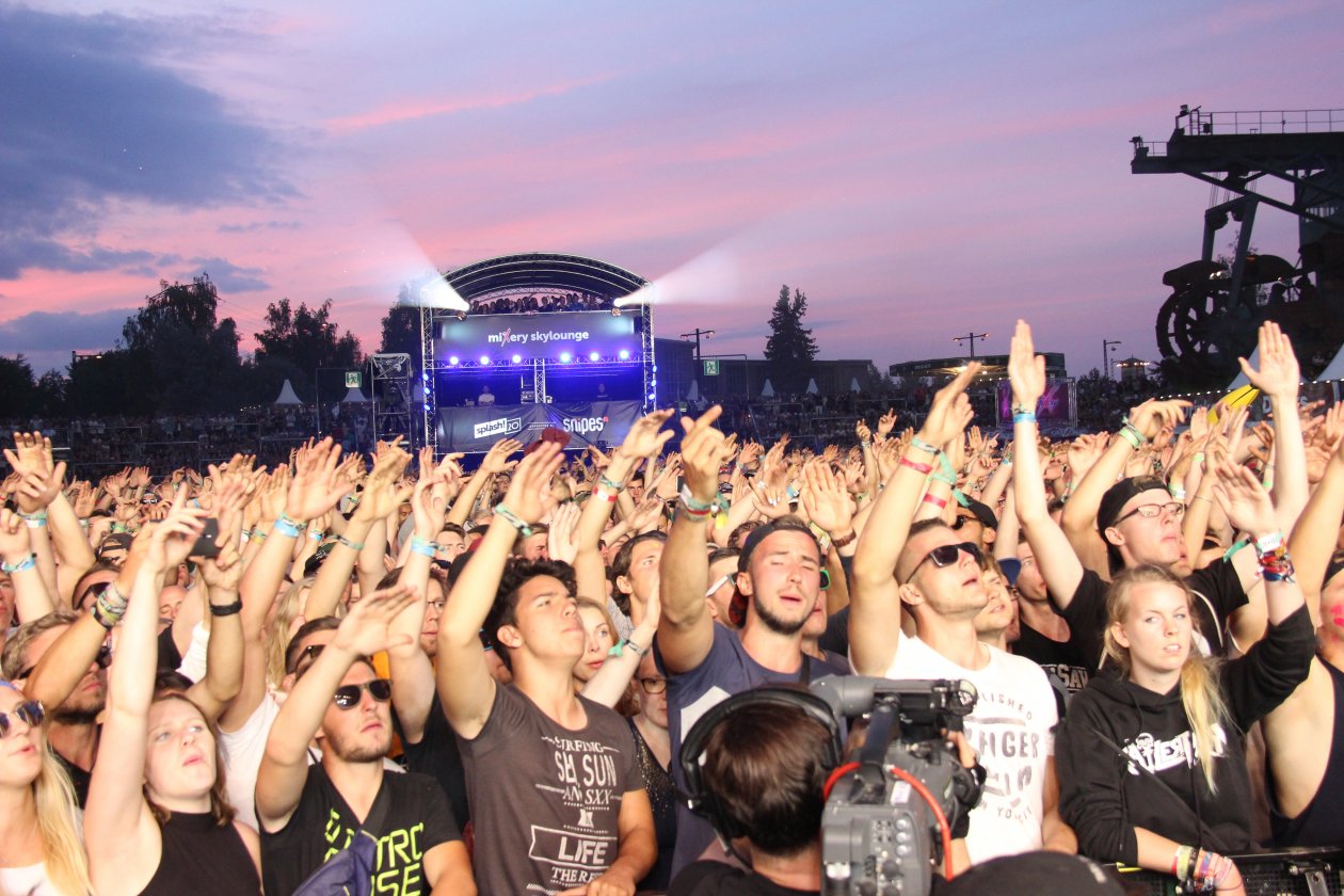 Bei amtlichen Temperaturen und mit dickem Line-Up geht die 20. Auflage des Festivals über die Bühne. – Begeisterung.