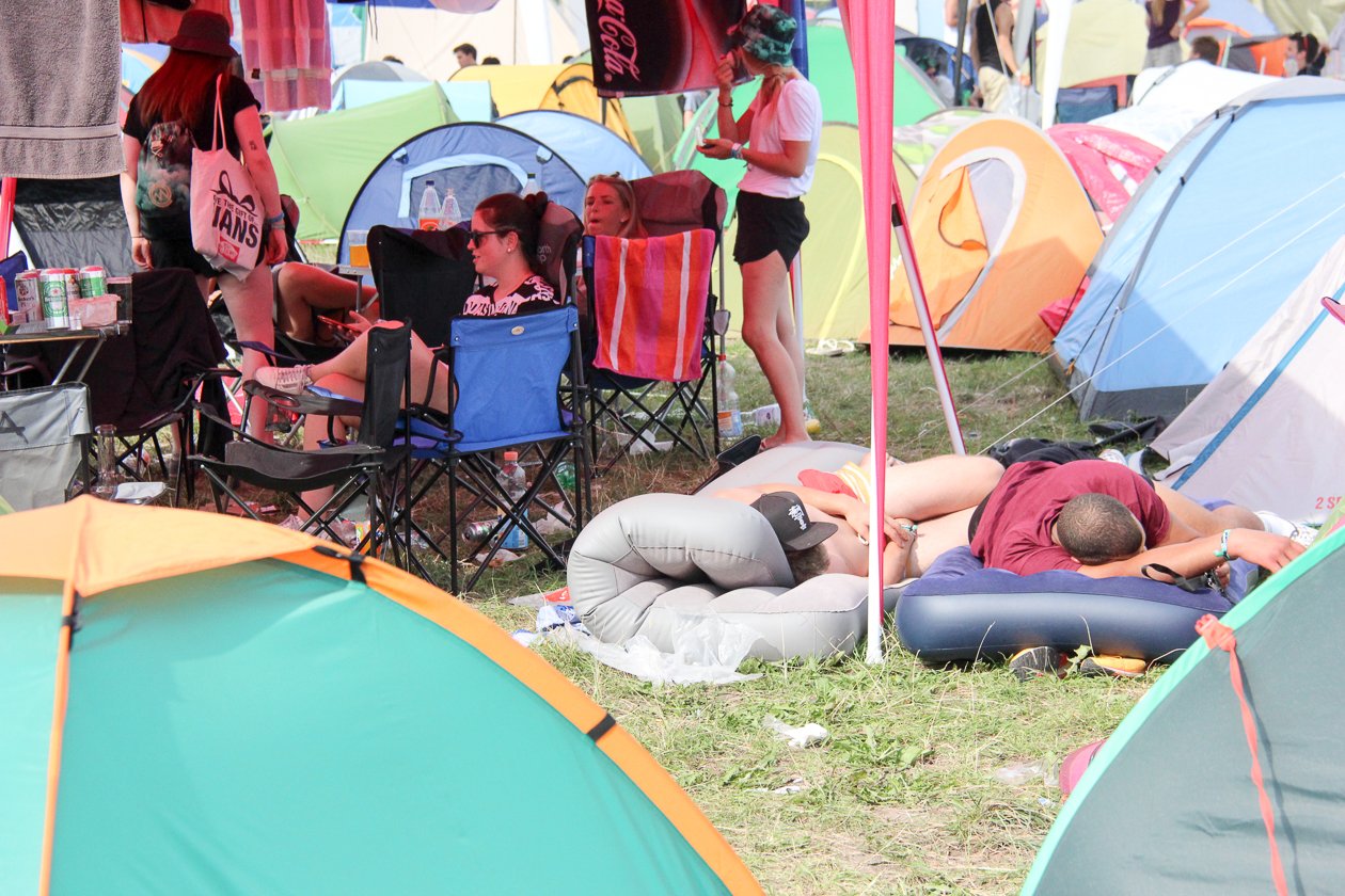 Bei amtlichen Temperaturen und mit dickem Line-Up geht die 20. Auflage des Festivals über die Bühne. – Bei anderen sinkt sie dagegen angesichts der Hitze.