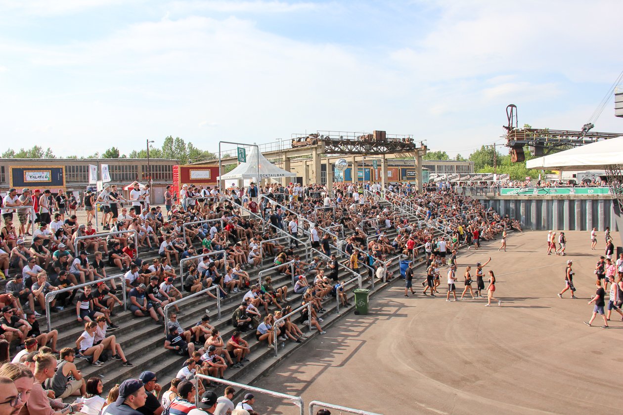 Bei amtlichen Temperaturen und mit dickem Line-Up geht die 20. Auflage des Festivals über die Bühne. – Die einen sitzen gemütlich ...