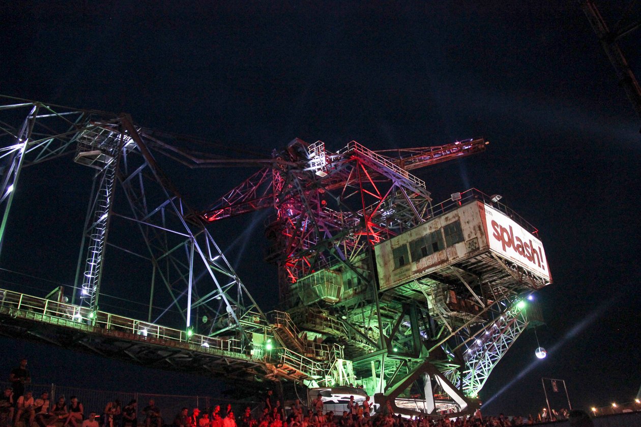 Bei amtlichen Temperaturen und mit dickem Line-Up geht die 20. Auflage des Festivals über die Bühne. – Ferropolis bei Nacht.
