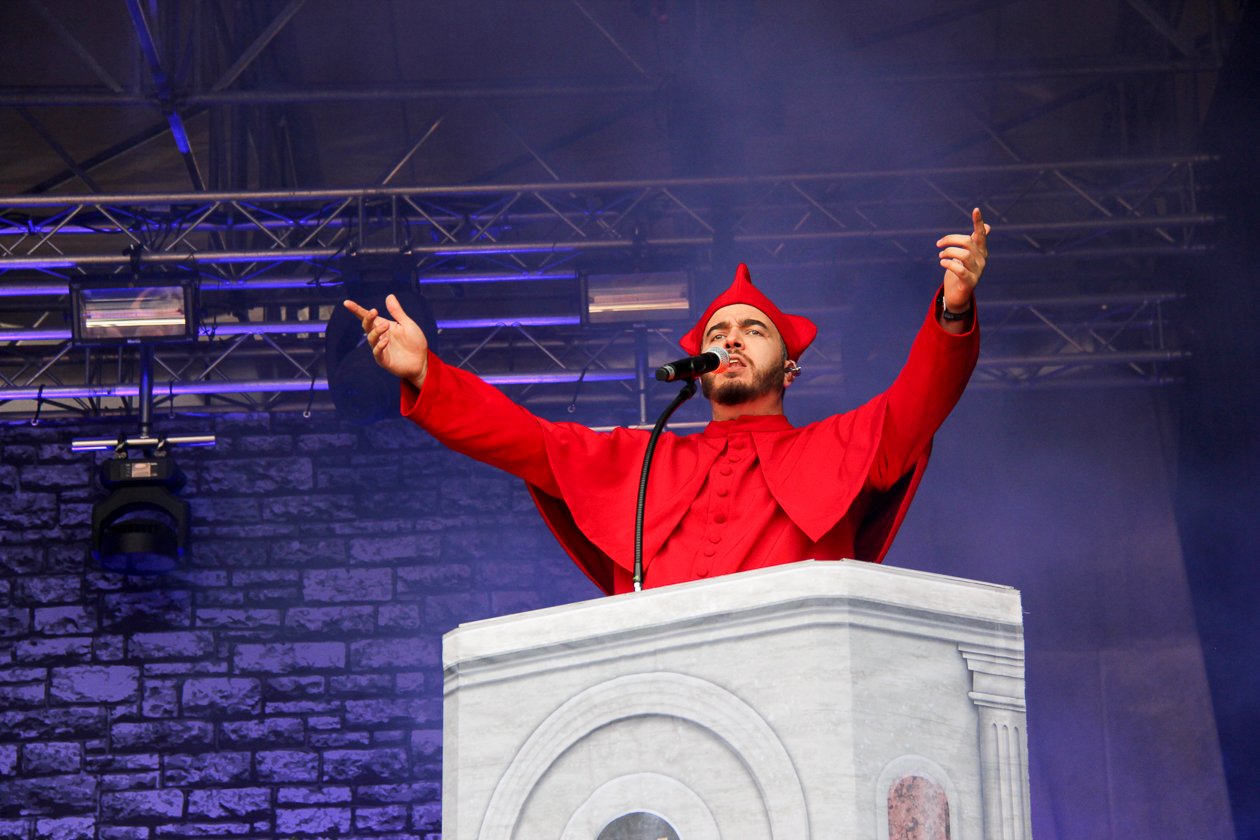 Bei amtlichen Temperaturen und mit dickem Line-Up geht die 20. Auflage des Festivals über die Bühne. – Hallelujah!